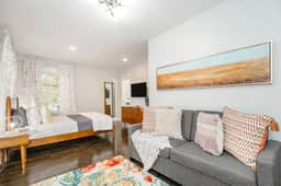Sewille House · 5BR/5BA · Private Bath Every Room, Hyde Park KC | Sleeps 16 - Image 3