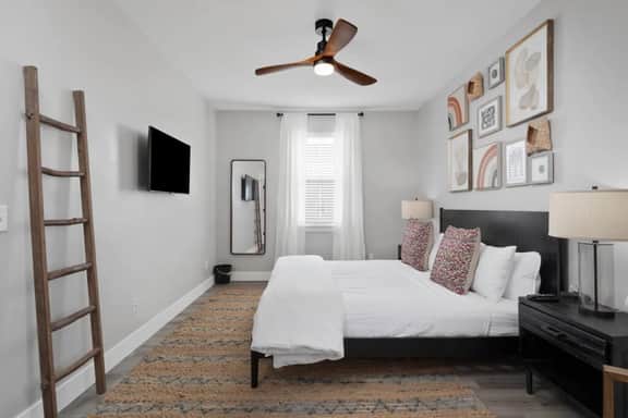 Hunter House · Modern Escape: 5BR/2.5BA Near St. Louis Must-Sees - Image 3