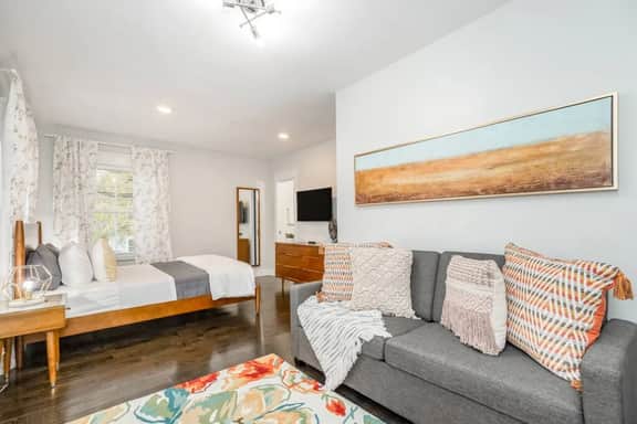 Sewille House · 5BR/5BA · Private Bath Every Room, Hyde Park KC | Sleeps 16 - Image 3