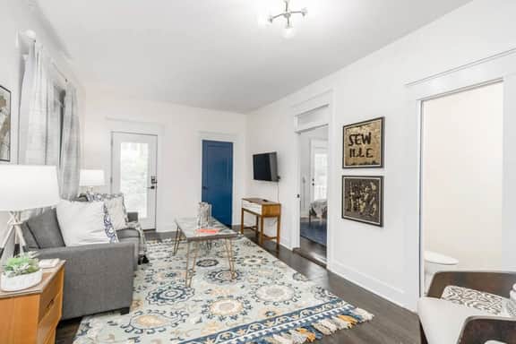 Sewille House · 5BR/5BA · Private Bath Every Room, Hyde Park KC | Sleeps 16 - Image 5