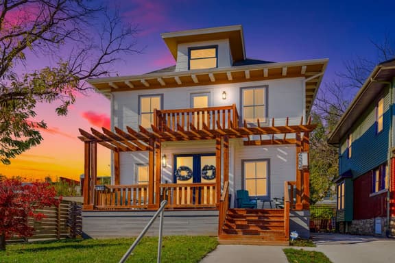 Sewille House · 5BR/5BA · Private Bath Every Room, Hyde Park KC | Sleeps 16 - Image 1