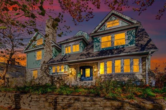 Ten6Teen · Grand Mansion: 6BR, 5.5BA Near Top KC Attractions - Image 1